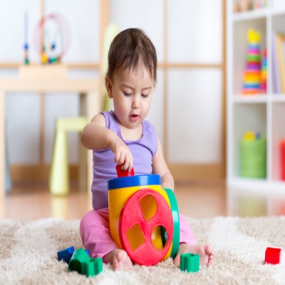 فواید تنها بازی‌ کردن برای کودکان