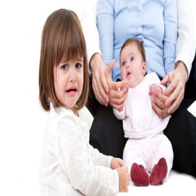 والدین چگونه باید با حسادت فرزندشان برخورد کنند؟