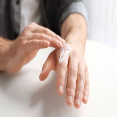 با خشکی پوست ناشی از زیاد شستن دست‌ها چه کنیم؟