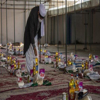 کمک‌رسانی مهاجران اهل سنت تهران به یکدیگر با یک شعار جالب