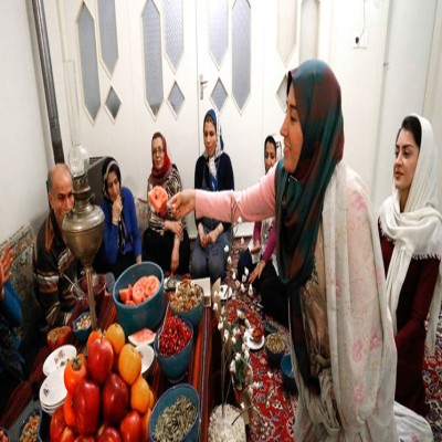 چه‌طور یک شب یلدای خانوادگی و به صرفه داشته باشیم؟/ به جای دورهم بودن، به یاد هم باشیم