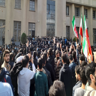 حاشیه‌های تجمعات دانشجویی امروز؛ از آتش زدن پرچم آمریکا تا پرتاب سنگ